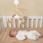 Little Dutch: drewniana karuzela do łóżeczka Baby Bunny - obrazek 2