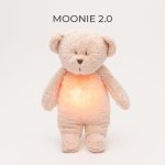 MOONIE 2.0 szumiący miś Organic z lampką ROSE