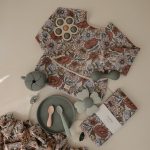Mushie: Śliniak z Długim Rękawem – Retro Flowers - obrazek 2