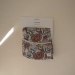 Mushie: Śliniak z Długim Rękawem – Retro Flowers - obrazek 5