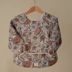 Mushie: Śliniak z Długim Rękawem – Retro Flowers - obrazek 4