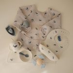 Mushie: Śliniak z Długim Rękawem – Whales - obrazek 2