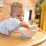 BABYONO: Miseczka z przyssawką i łyżeczką kremowo-szałwiowa - obrazek 2
