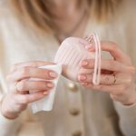 Babyono: Silikonowy pojemnik na smoczek różowy - obrazek 3