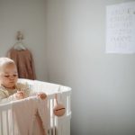 Mushie: silikonowe etui na smoczek do wózka kula Ball Blush - obrazek 3