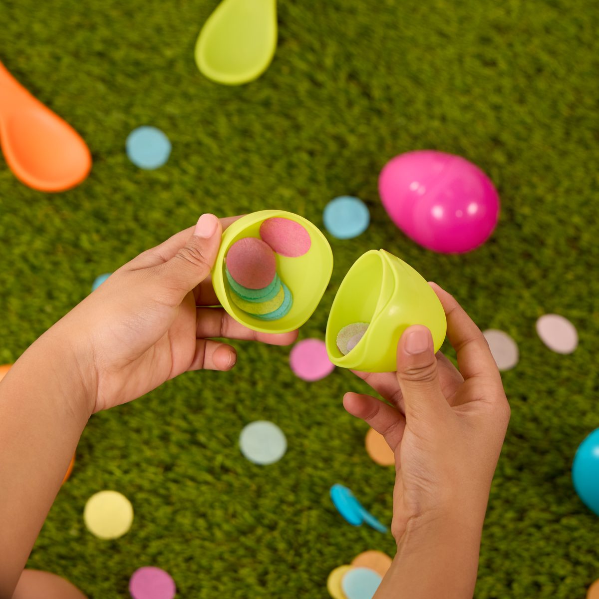 BX2550_LS_B b.toys: Egg & Spoon Racers – zestaw do zabawy w WYŚCIGI z JAJKAMI na ŁYŻKACH - obrazek 5