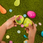 b.toys: Egg & Spoon Racers – zestaw do zabawy w WYŚCIGI z JAJKAMI na ŁYŻKACH - obrazek 5