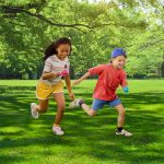 b.toys: Egg & Spoon Racers – zestaw do zabawy w WYŚCIGI z JAJKAMI na ŁYŻKACH - obrazek 2