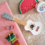 Vilac: Gitara drewniana "Zwierzęta Świata" 3+ Sarah Betz - obrazek 3