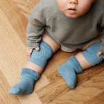 GoBabyGo: antypoślizgowe nakolanniki do raczkowania Dusty Blue - obrazek 2