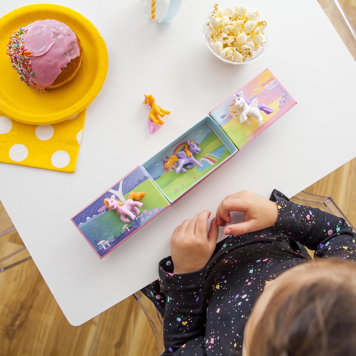 my little tribe photography Tiger Tribe: pudełko pełne zabawy figurki stado jednorożców - obrazek 2