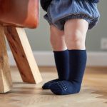 GoBabyGo: antypoślizgowe skarpetki do nauki chodzenia BAMBOO Dark Blue 6 mies.+ - obrazek 2