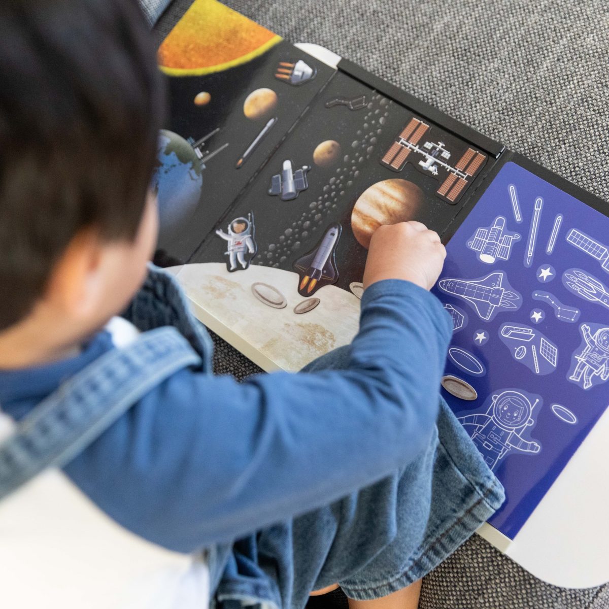 Tiger Tribe: magnetyczna teczka układanka Kosmos - obrazek 2