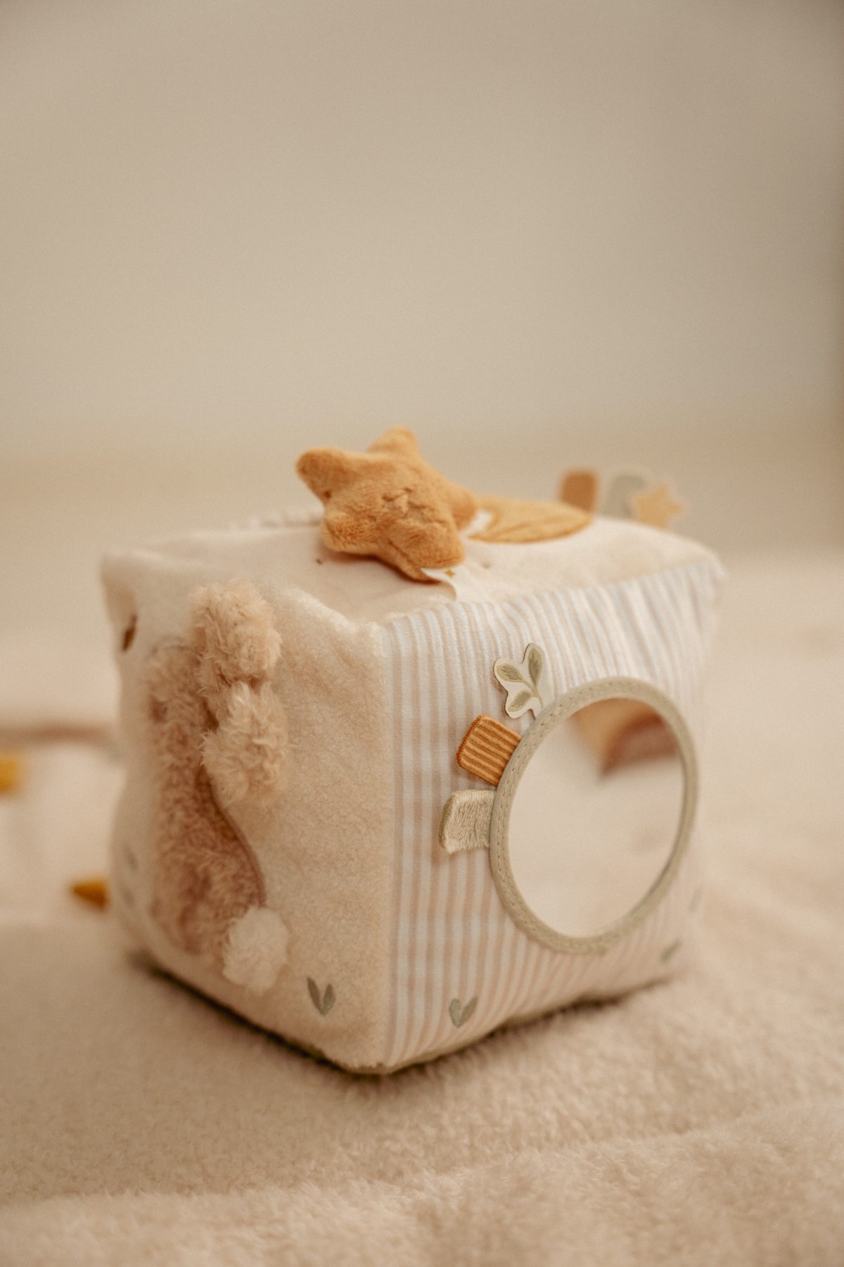 Little Dutch: miękka kostka aktywizująca Newborn Naturals - obrazek 2