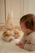 Little Dutch: przytulanka króliczek aktywizujący Newborn Naturals - obrazek 2