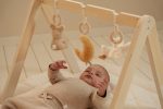 Little Dutch: drewniany pałąk interaktywny Newborn Naturals - obrazek 2