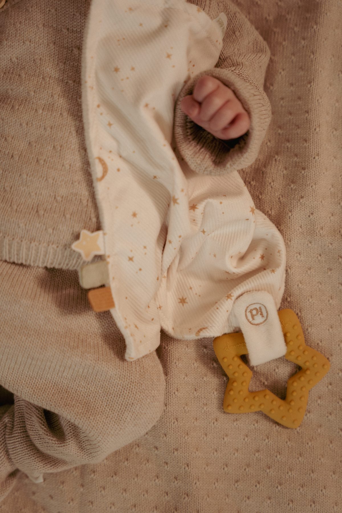 Little Dutch: przytulaczek z zawieszką do smoczka i gryzakiem Newborn Naturals - obrazek 2