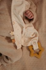 Little Dutch: przytulaczek z zawieszką do smoczka i gryzakiem Newborn Naturals - obrazek 2