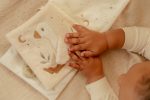 Little Dutch: duża książeczka aktywizująca Newborn Naturals - obrazek 2
