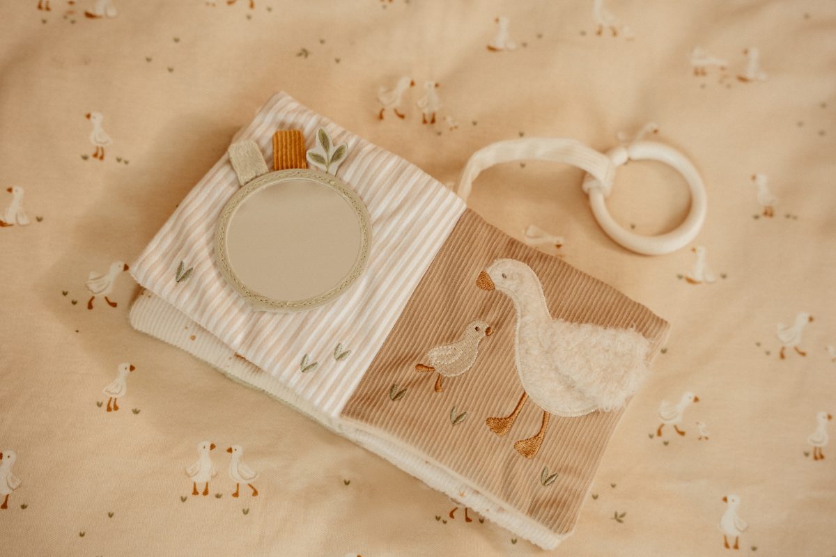 Little Dutch: książeczka aktywizująca Newborn Naturals - obrazek 7