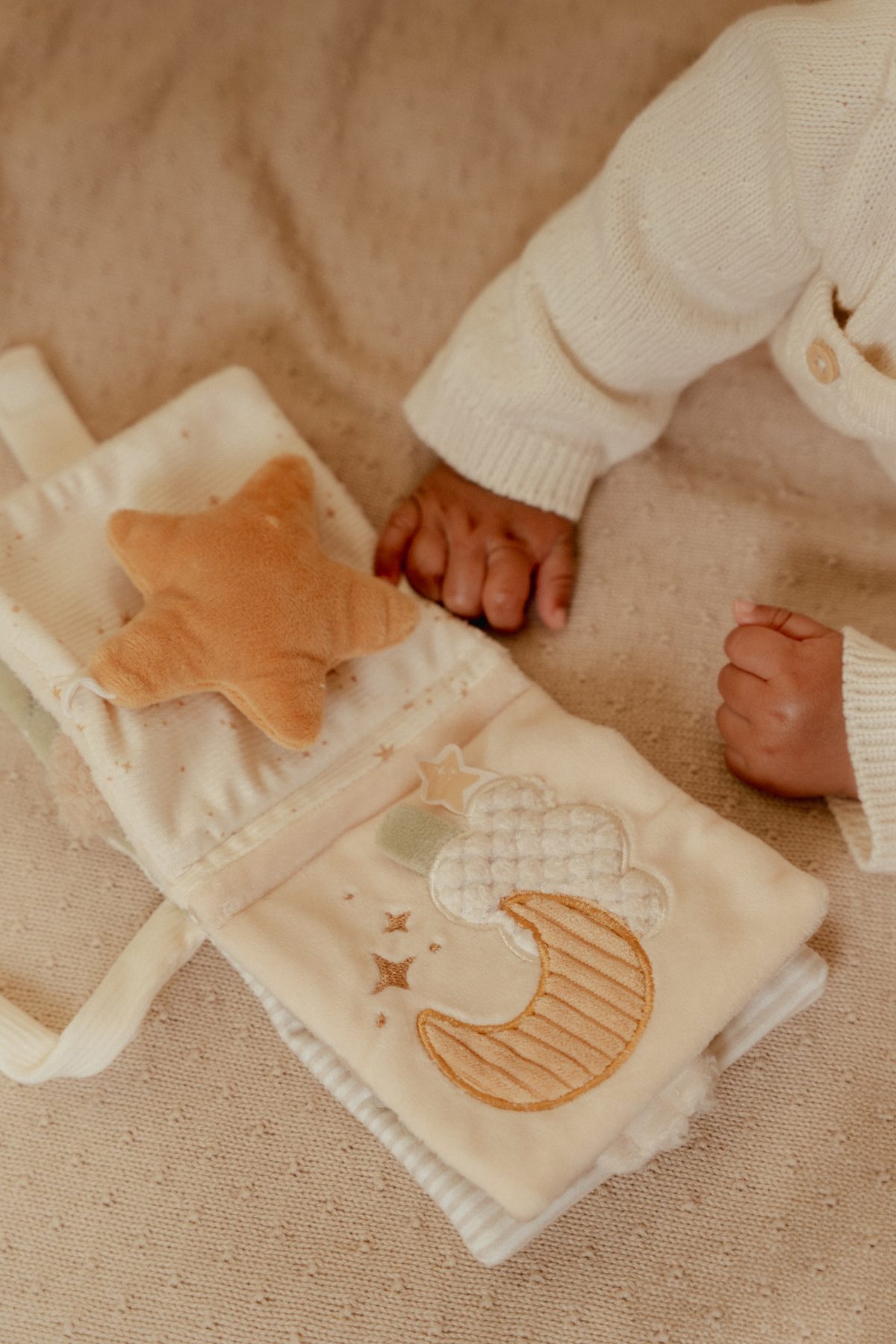 Little Dutch: książeczka aktywizująca Newborn Naturals - obrazek 2