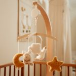 Little Dutch: drewniana karuzela do łóżeczka Newborn Naturals - obrazek 2