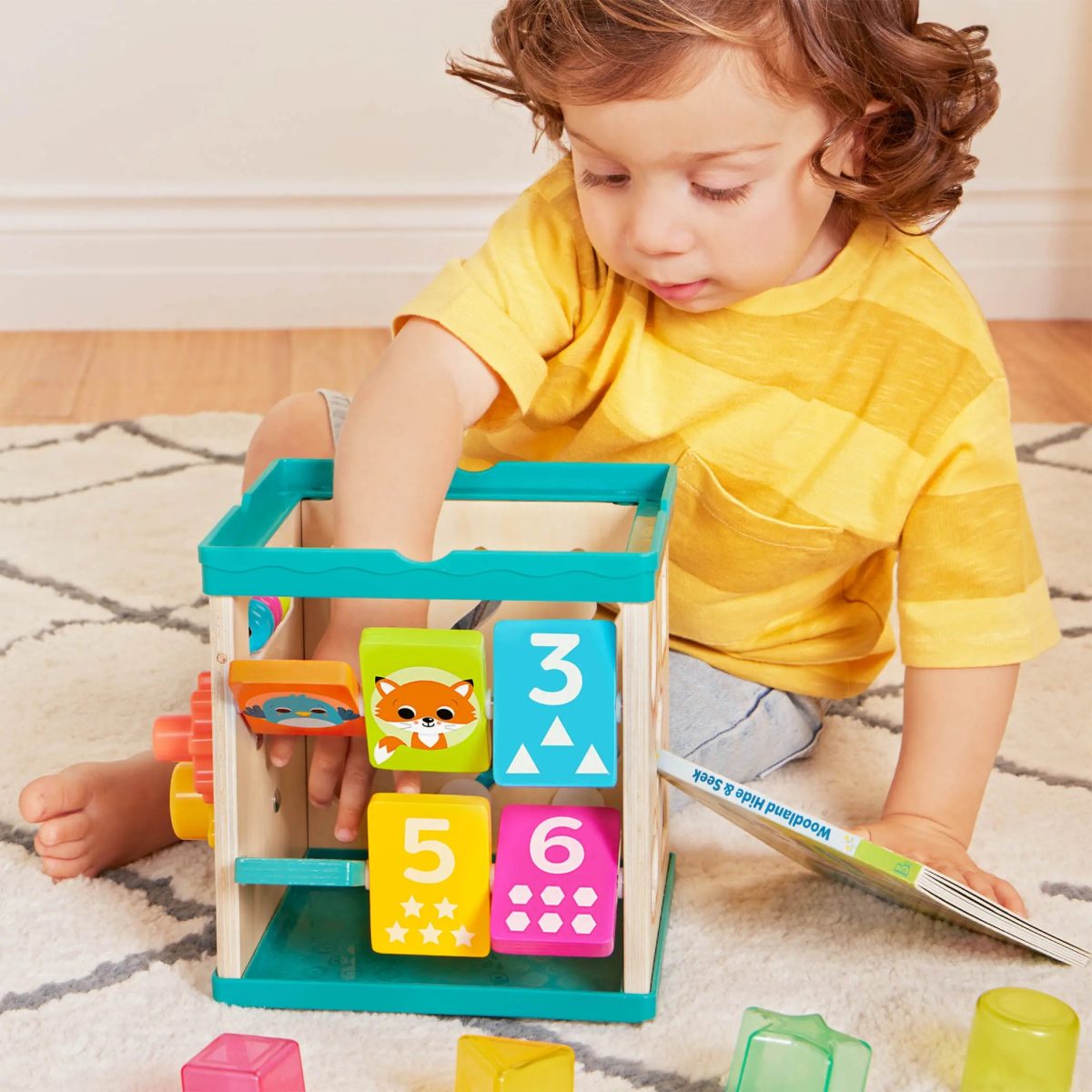 B.TOYS: Lil’ Learning Cube – drewniana kostka edukacyjna z sorterem, labiryntem i książeczką - obrazek 3