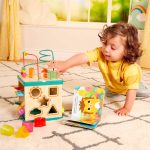 B.TOYS: Lil’ Learning Cube – drewniana kostka edukacyjna z sorterem, labiryntem i książeczką - obrazek 2