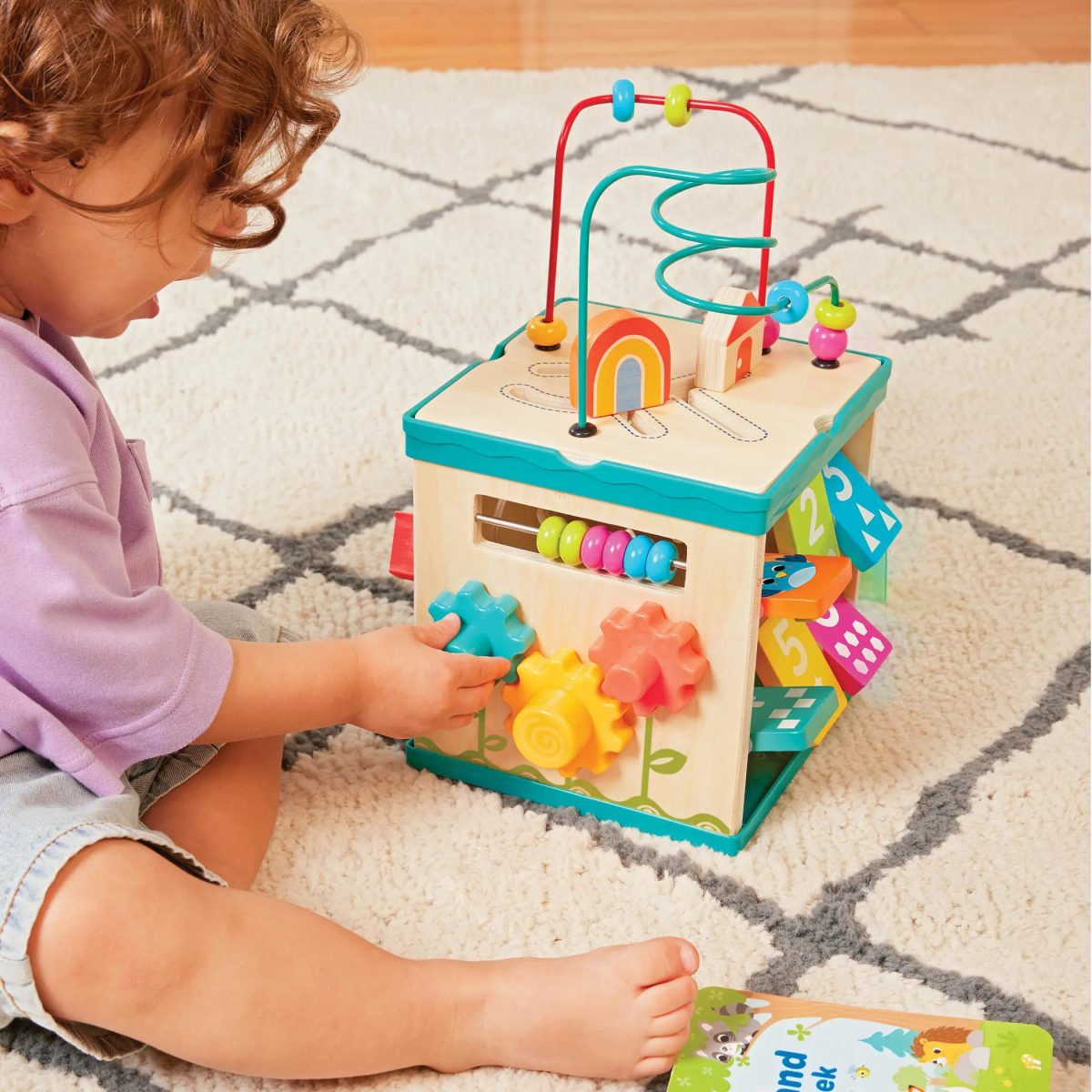 B.TOYS: Lil’ Learning Cube – drewniana kostka edukacyjna z sorterem, labiryntem i książeczką - obrazek 4