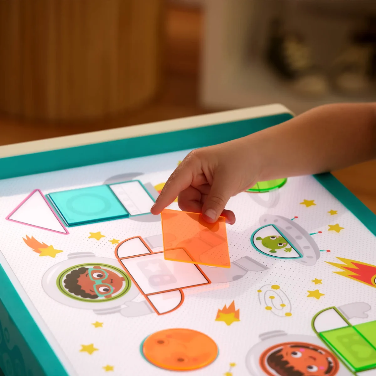 B.TOYS: podświetlany edukacyjny stolik do rysowania Look & Shine - obrazek 3