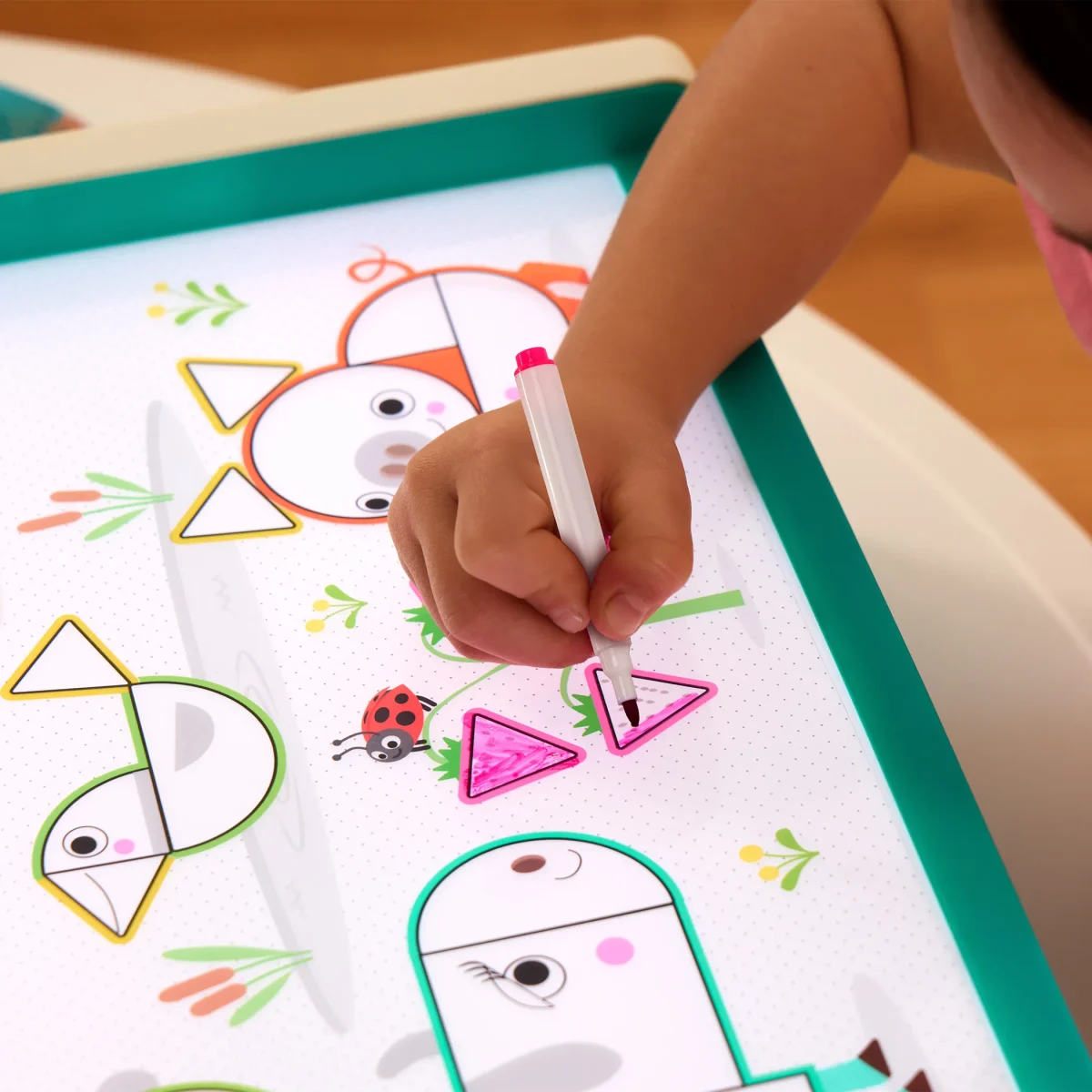 B.TOYS: podświetlany edukacyjny stolik do rysowania Look & Shine - obrazek 4