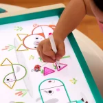 B.TOYS: podświetlany edukacyjny stolik do rysowania Look & Shine - obrazek 4