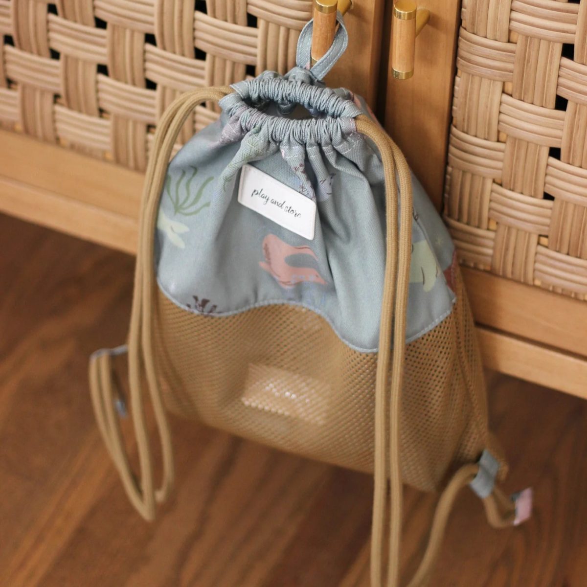 BeachBackpack-7 Play&Store: worek/plecak plażowy z siateczkowym dnem Seals Green - obrazek 2