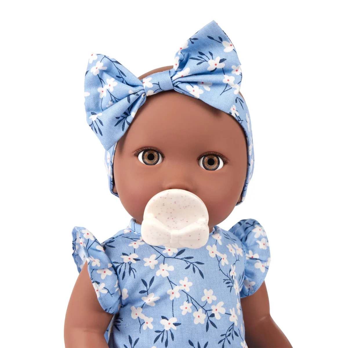 LBY7328_DP_C LullaBaby: Lalka NIEMOWLĘ ze smoczkiem, w ubranku w kwiatuszki i opasce - obrazek 3