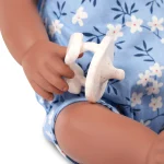 LullaBaby: Lalka NIEMOWLĘ ze smoczkiem, w ubranku w kwiatuszki i opasce - obrazek 4