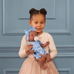 LullaBaby: Lalka NIEMOWLĘ ze smoczkiem, w ubranku w kwiatuszki i opasce - obrazek 2