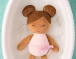 LullaBaby: Mini Bath Doll – laleczka przytulanka do KĄPIELI – szatynka - obrazek 3