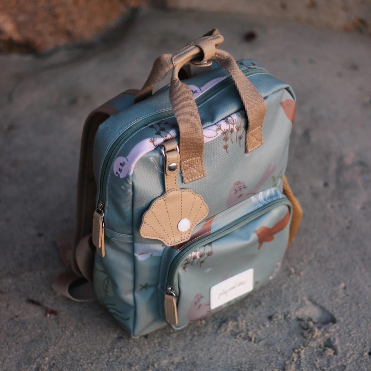 MiniBackpack-2 Play&Store: mini plecak z regulowanymi uchwytami Seals Green - obrazek 2