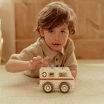 Little Dutch: drewniane autko ambulans - obrazek 2