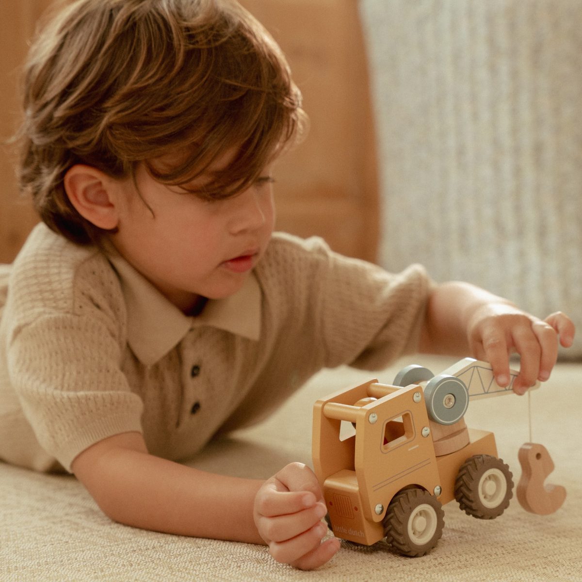 Little Dutch: drewniane autko ciężarówka z dźwigiem - obrazek 2