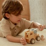 Little Dutch: drewniane autko ciężarówka z dźwigiem - obrazek 2