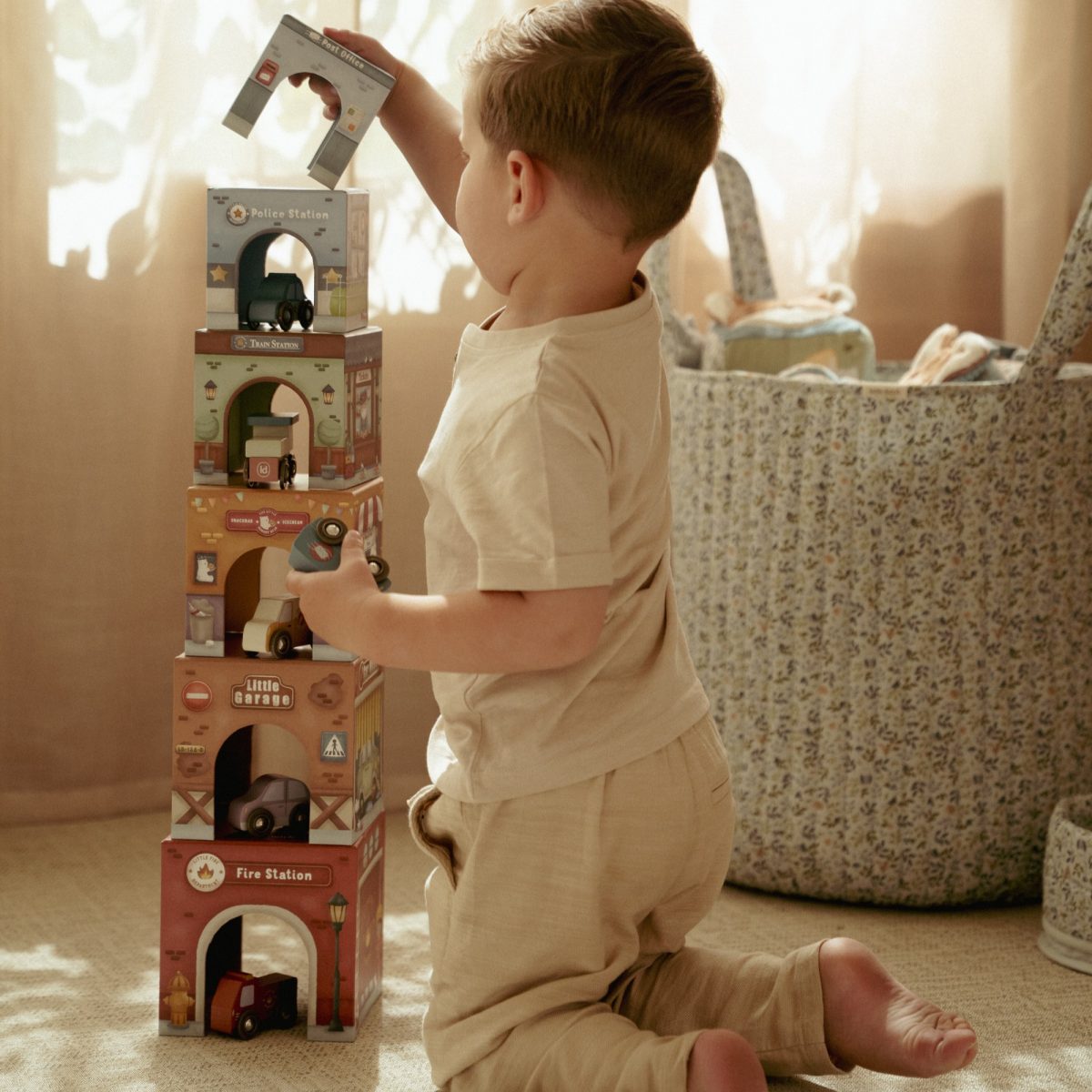 Little Dutch: wieża do układania + 6 autek - obrazek 2