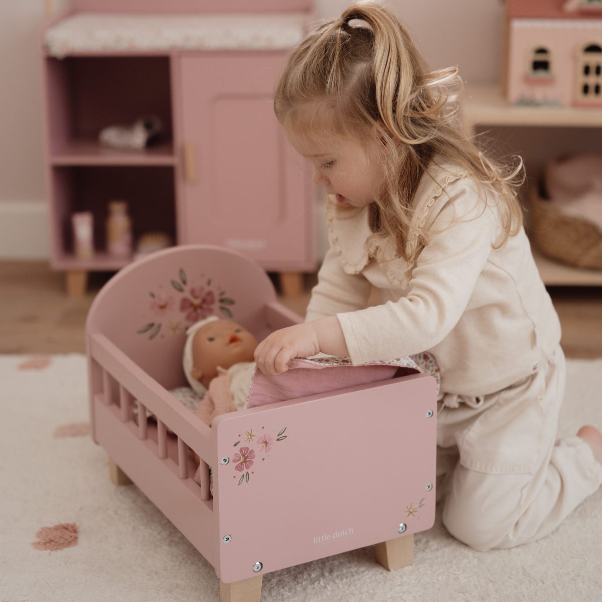 Little Dutch: drewniane łóżeczko dla lalek z pościelą - obrazek 2