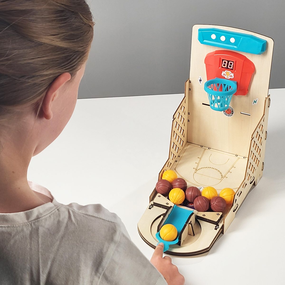 Buki: Elektroniczna mini koszykówka z grami zestaw do montażu 8+ - obrazek 4