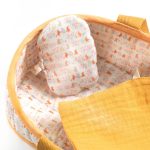 Djeco: Lalka MINI SASHA w materiałowym koszu / KOLEKCJA POMEA - obrazek 4