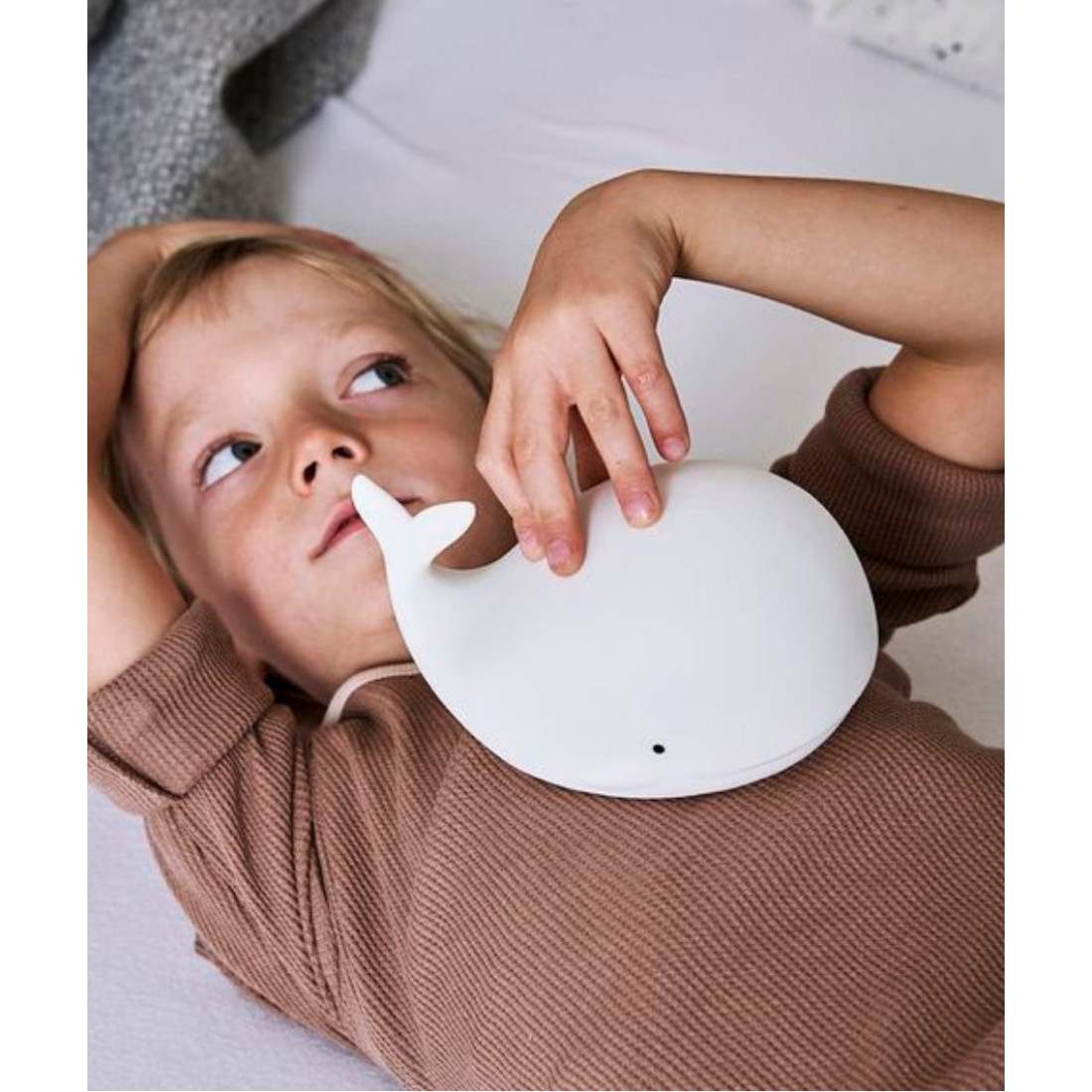 lampka-wieloryb-z-pilotem.jpgx Rabbit & Friends: Wieloryb Lampka Silikonowa z Pilotem Biała - obrazek 5