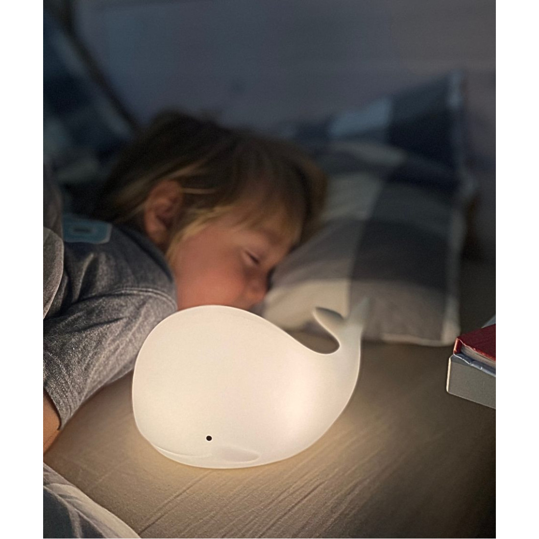 lampka-wieloryb-z-pilotem.jpgxx Rabbit & Friends: Wieloryb Lampka Silikonowa z Pilotem Biała - obrazek 3