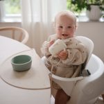 Mushie: Śliniak z Długim Rękawem – Bees - obrazek 3