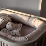 Poofi: ochraniacz do łóżeczka Latte