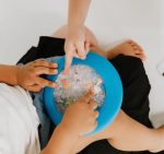 Jellystone: sensoryczny dysk z figurkami A-Ku-Ku! Peekaboo Plaża - obrazek 2